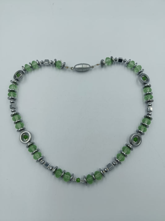 Halskette mit grünen Glasperlen & Metall-Elementen