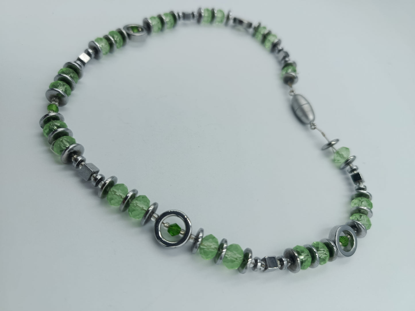 Halskette mit grünen Glasperlen & Metall-Elementen