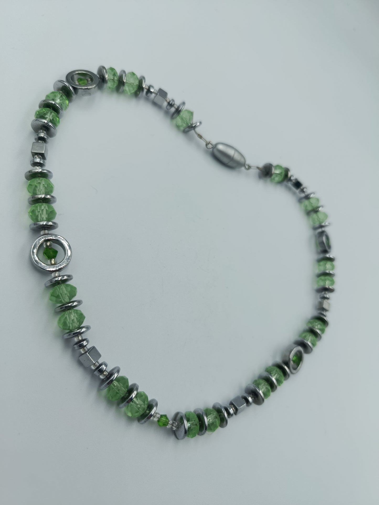 Halskette mit grünen Glasperlen & Metall-Elementen