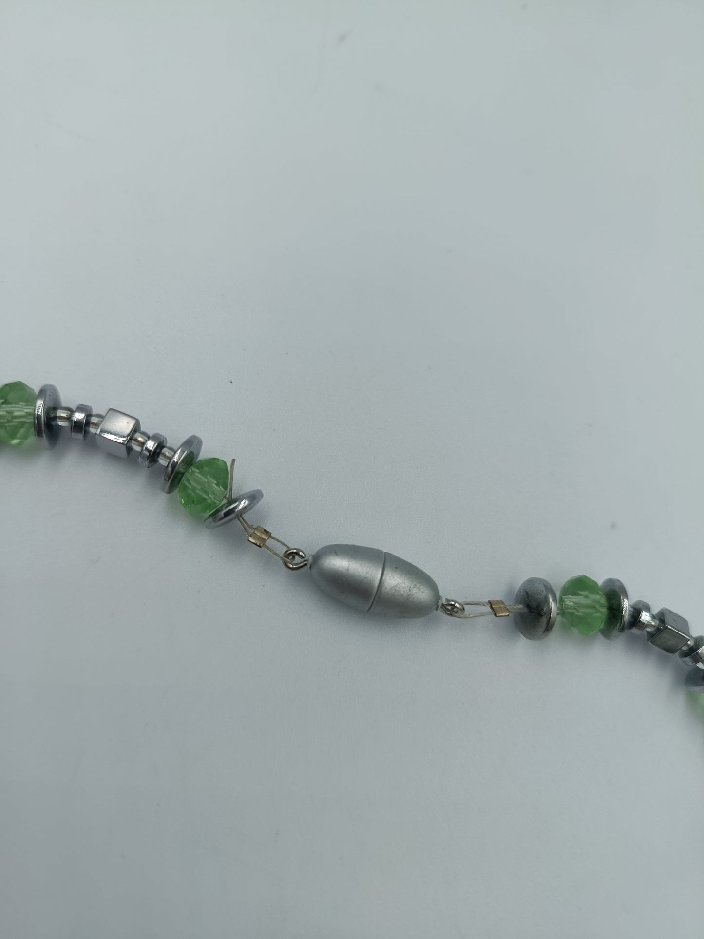 Halskette mit grünen Glasperlen & Metall-Elementen