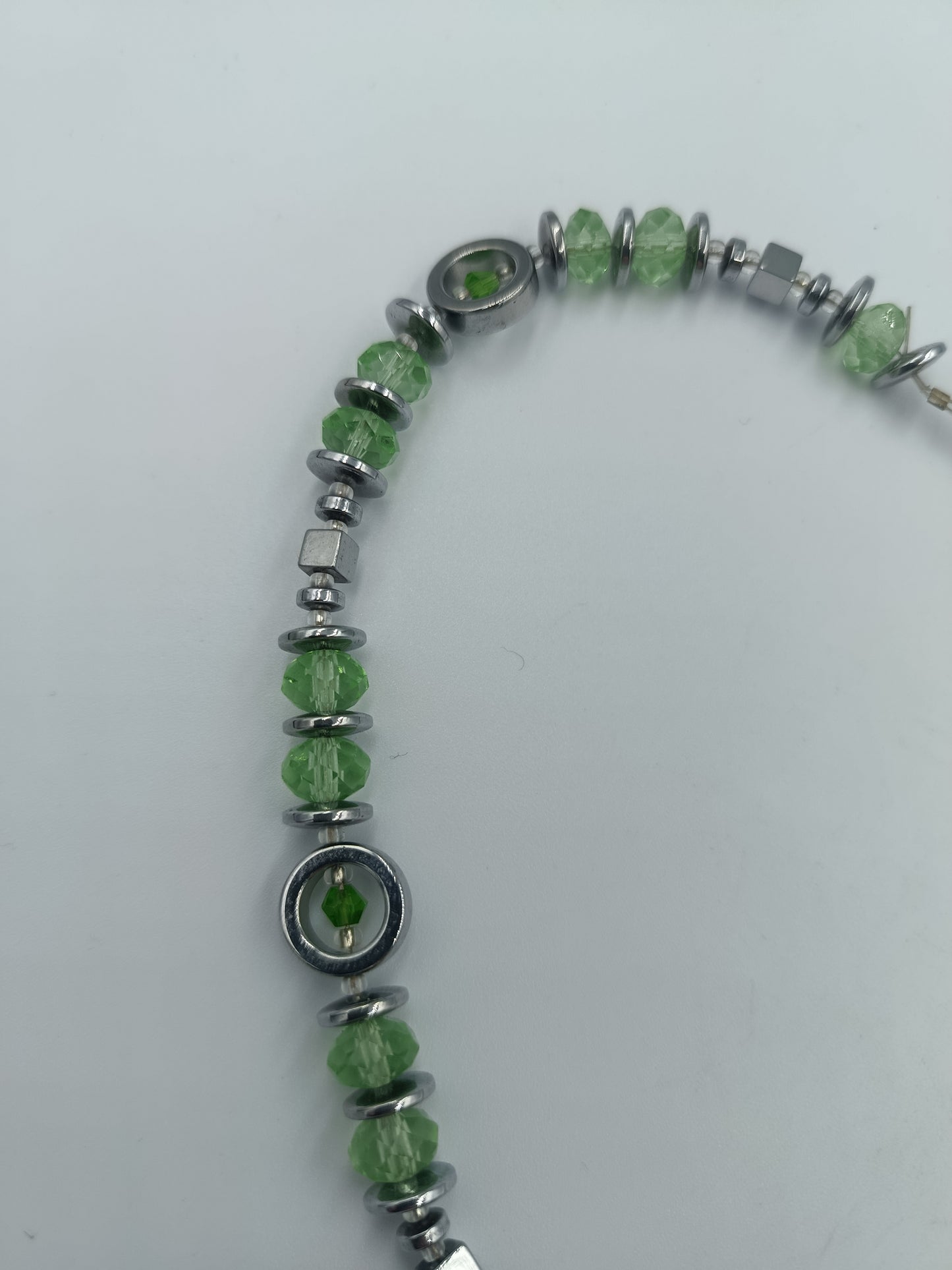 Halskette mit grünen Glasperlen & Metall-Elementen