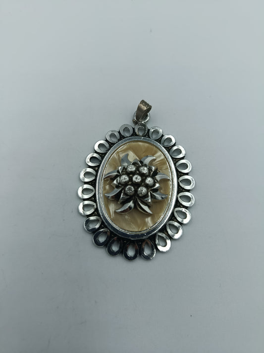 Anhänger mit Edelweiß-Motiv & Zierfassung