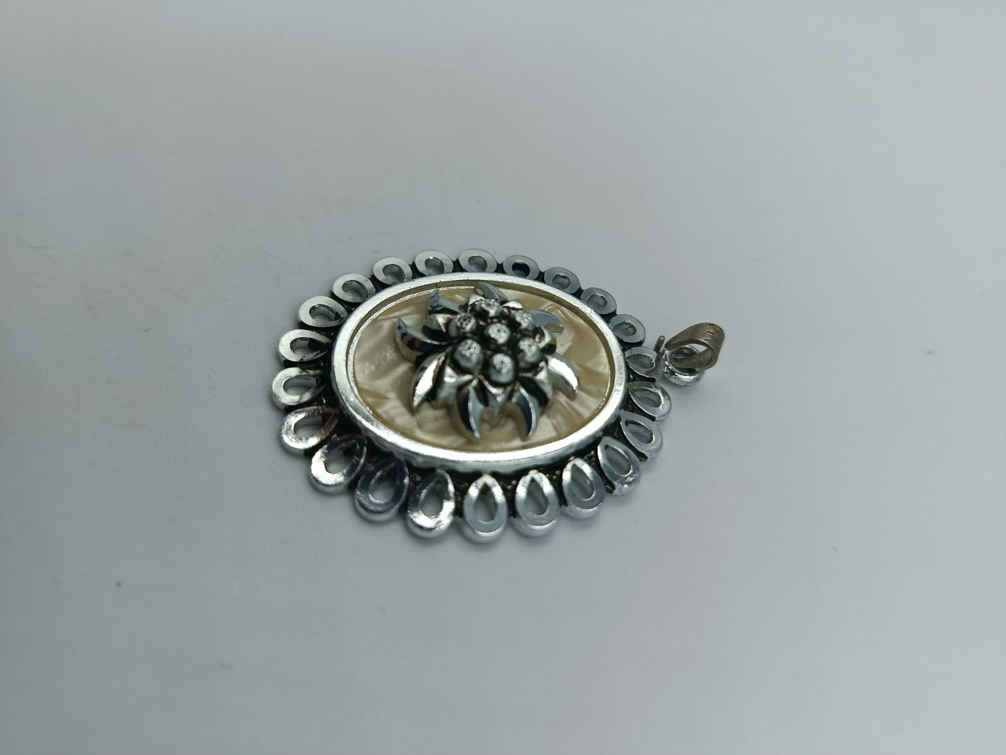 Anhänger mit Edelweiß-Motiv & Zierfassung