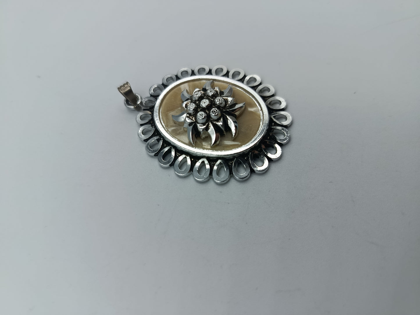 Anhänger mit Edelweiß-Motiv & Zierfassung