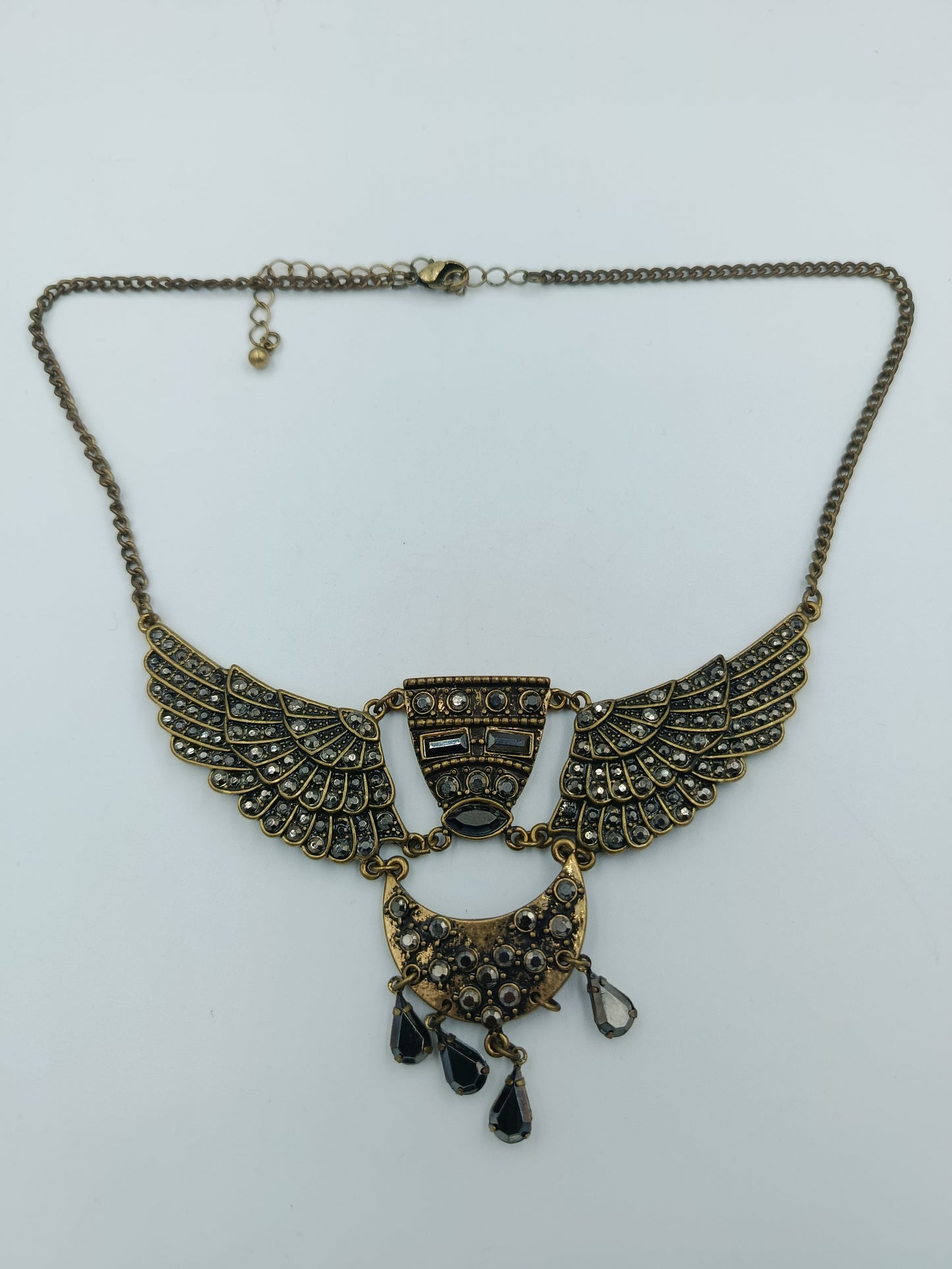 Statement-Halskette im ägyptischen Stil mit Flügel-Design