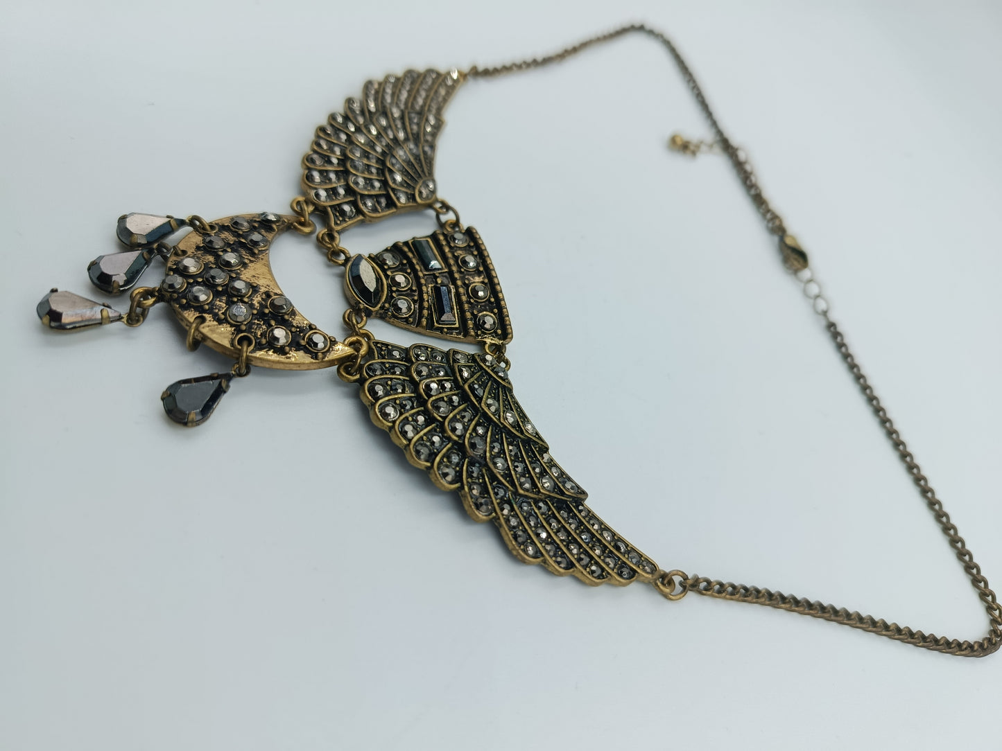 Statement-Halskette im ägyptischen Stil mit Flügel-Design