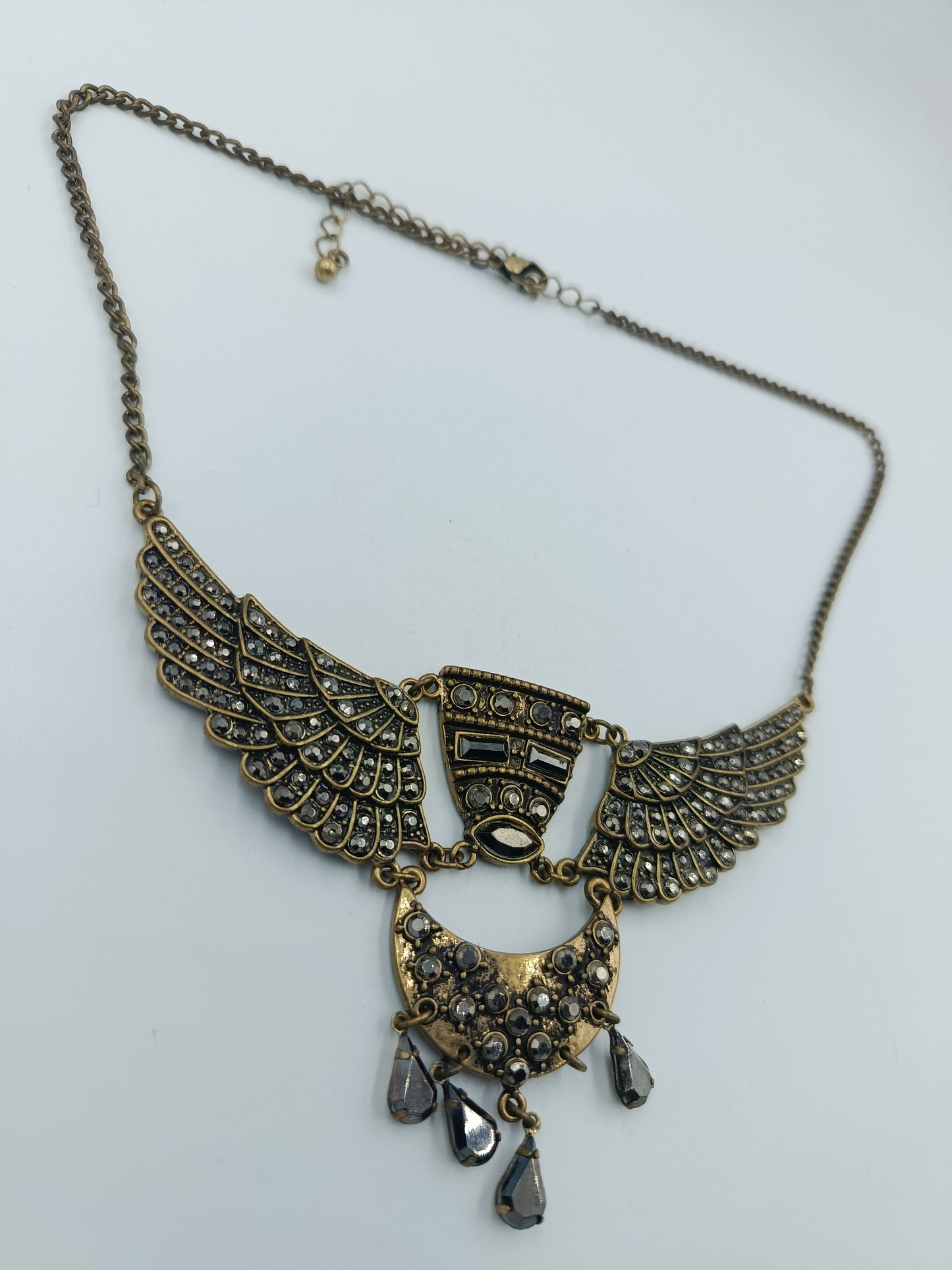 Statement-Halskette im ägyptischen Stil mit Flügel-Design