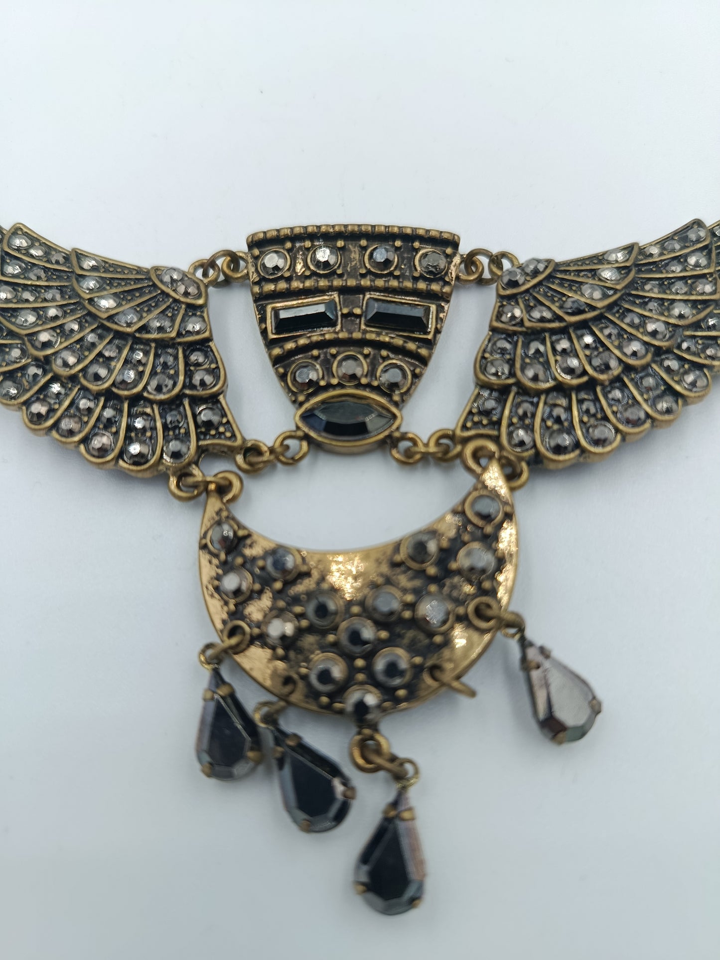 Statement-Halskette im ägyptischen Stil mit Flügel-Design