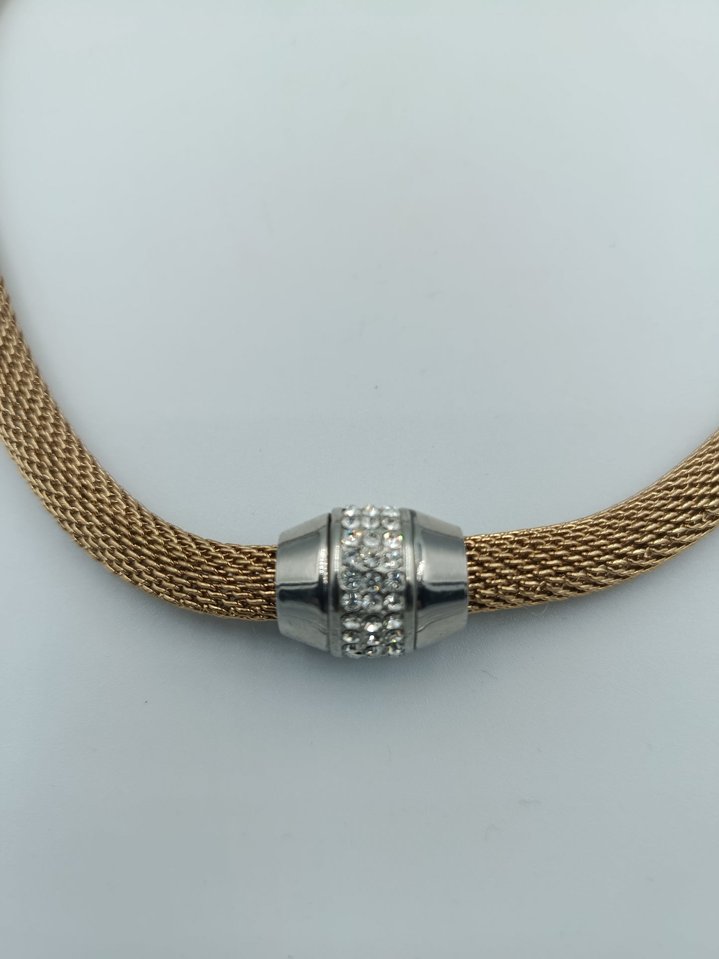 Elegante Mesh-Halskette in Goldoptik mit Strass-Magnetverschluss