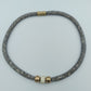 Graue Mesh-Halskette mit goldfarbenen Akzenten & Strass-Element