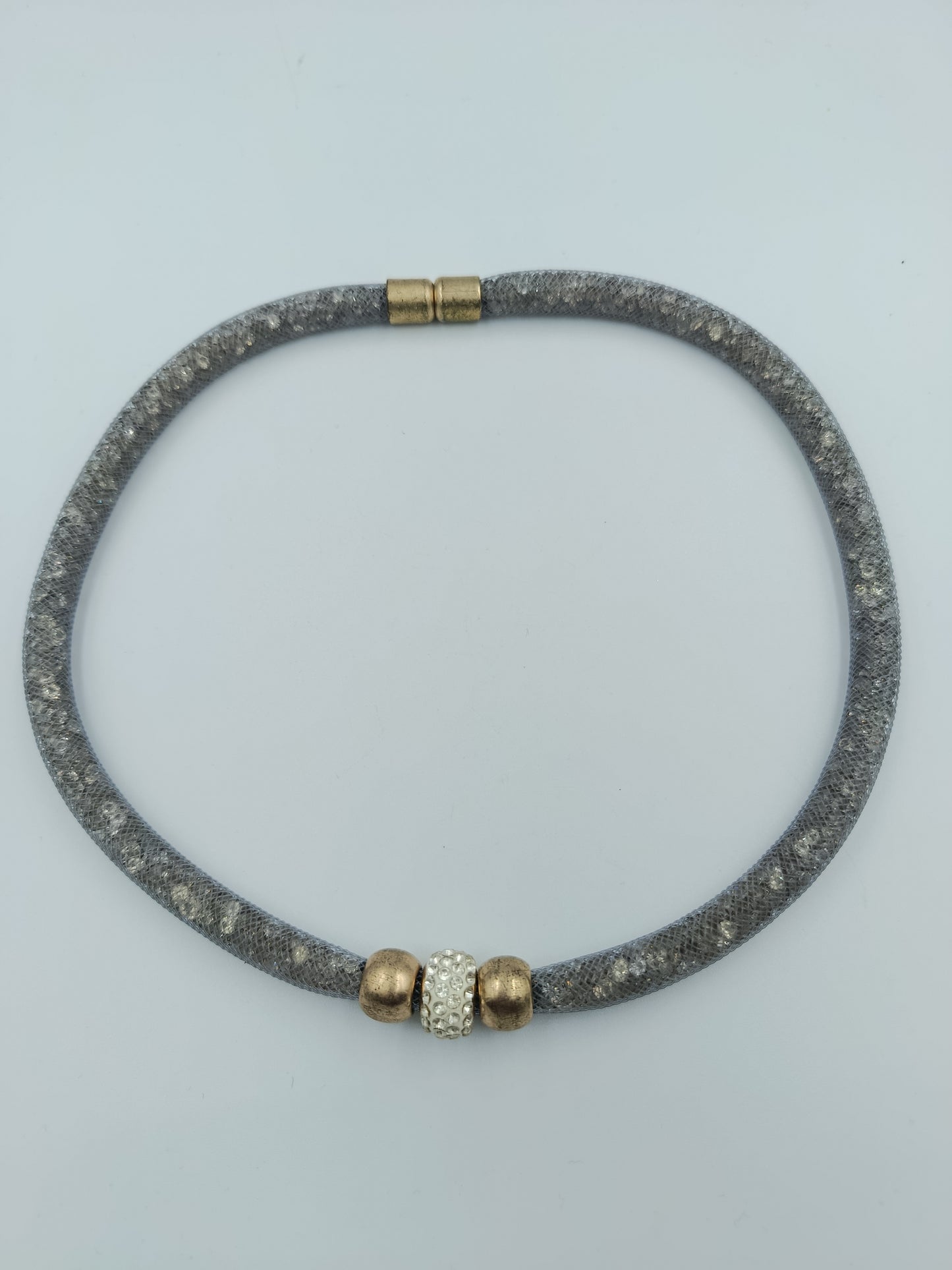 Graue Mesh-Halskette mit goldfarbenen Akzenten & Strass-Element