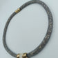 Graue Mesh-Halskette mit goldfarbenen Akzenten & Strass-Element