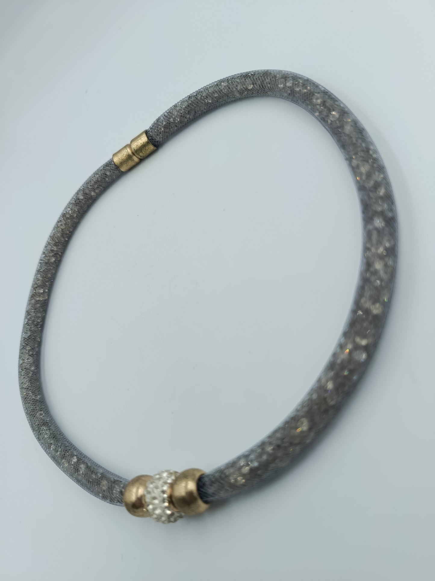 Graue Mesh-Halskette mit goldfarbenen Akzenten & Strass-Element