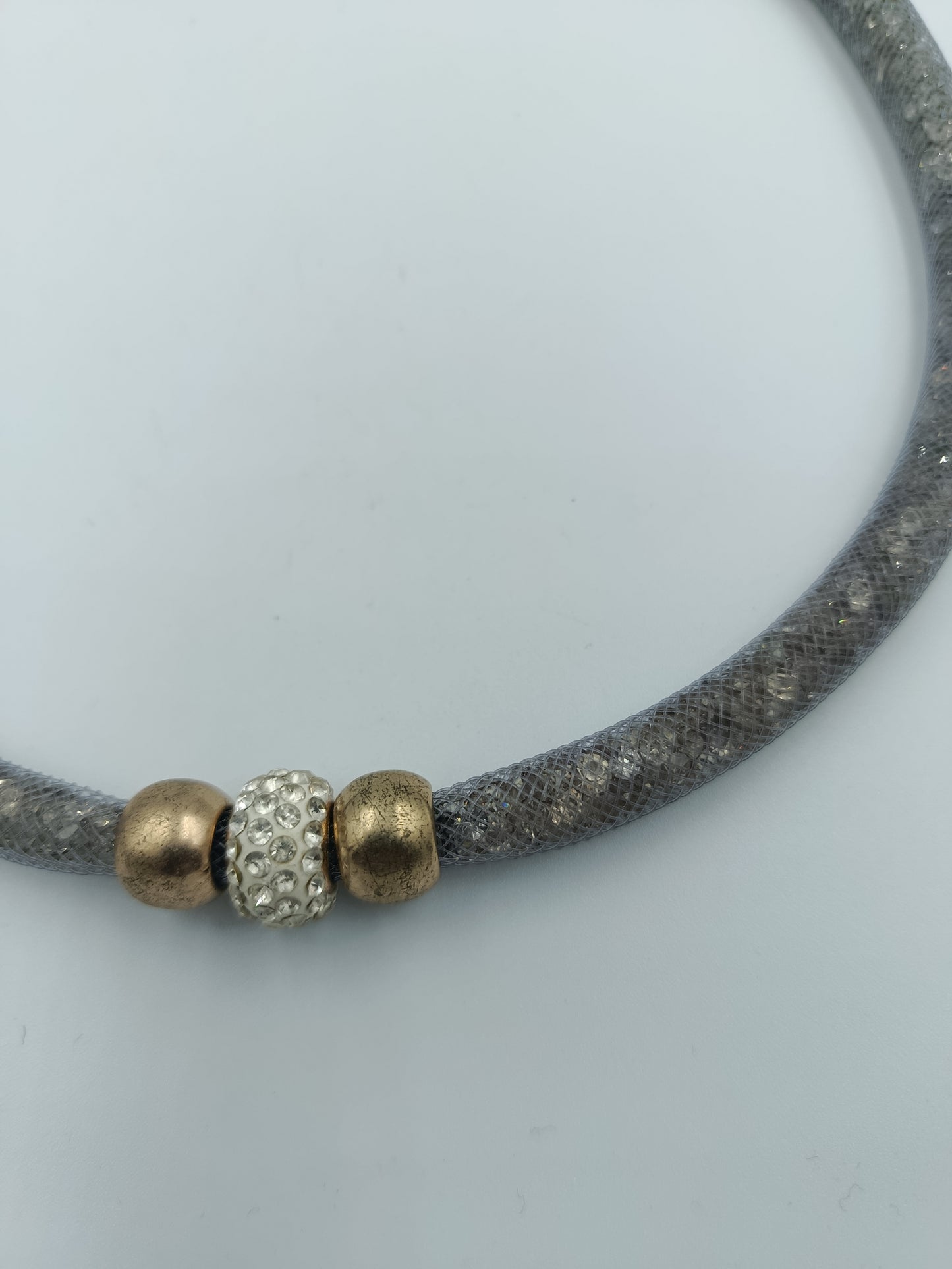 Graue Mesh-Halskette mit goldfarbenen Akzenten & Strass-Element