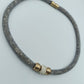 Graue Mesh-Halskette mit goldfarbenen Akzenten & Strass-Element