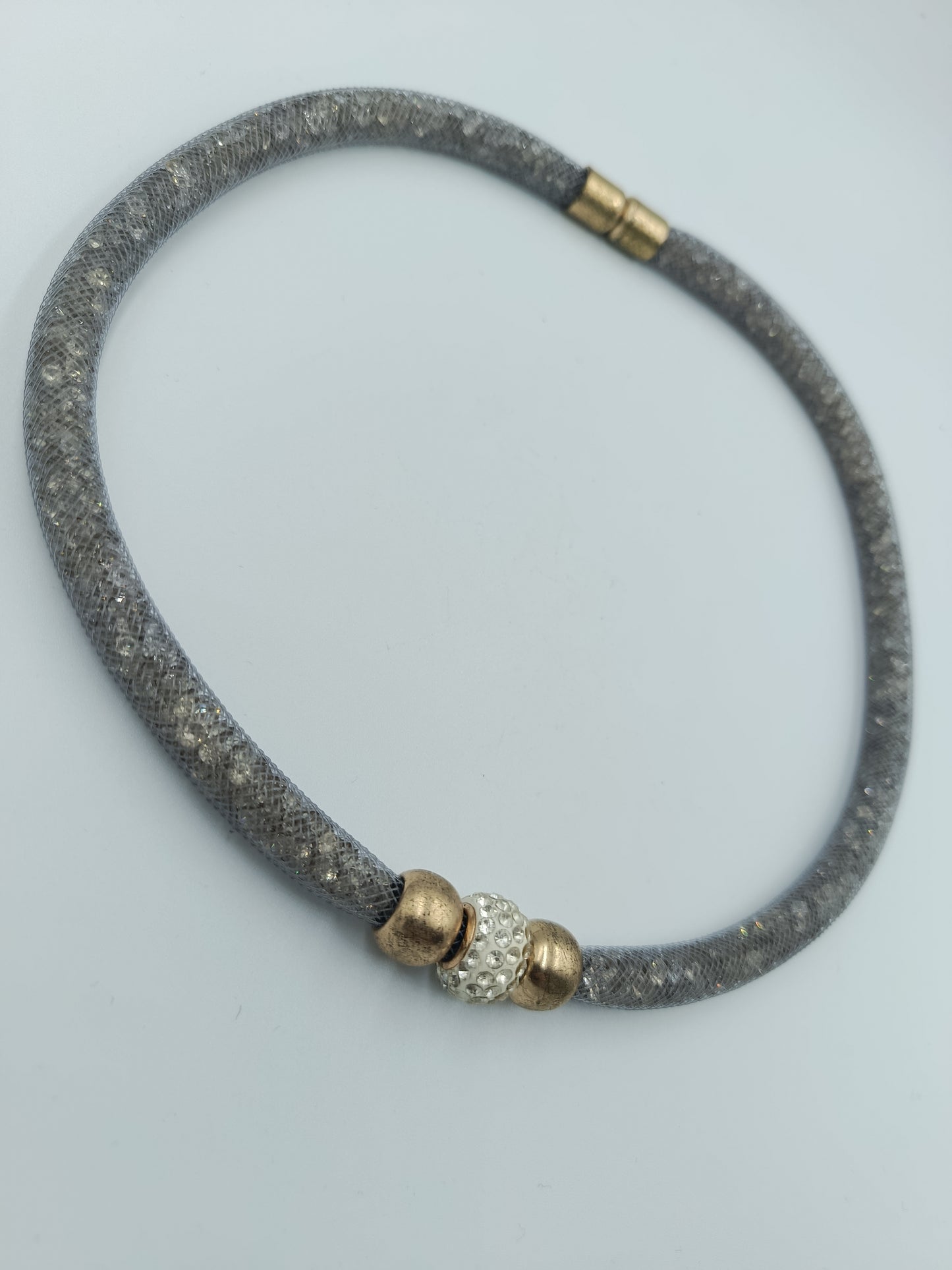Graue Mesh-Halskette mit goldfarbenen Akzenten & Strass-Element