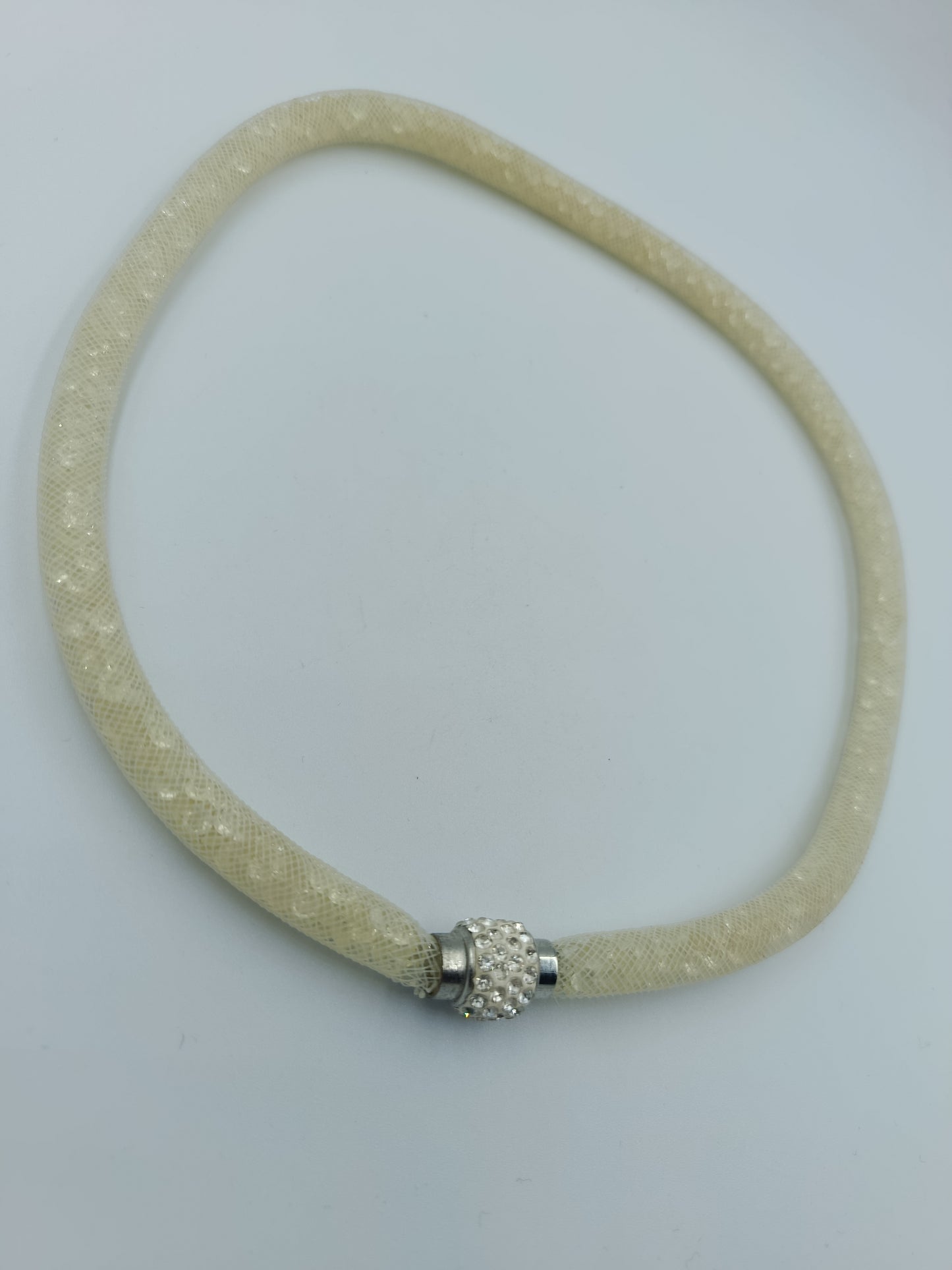 Weiße Mesh-Halskette mit Strass-Magnetverschluss