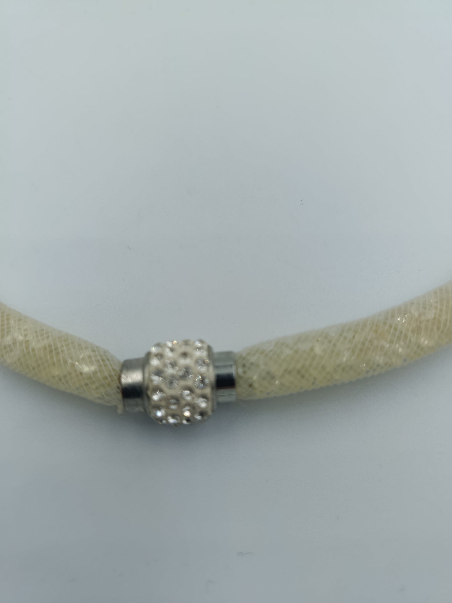 Weiße Mesh-Halskette mit Strass-Magnetverschluss