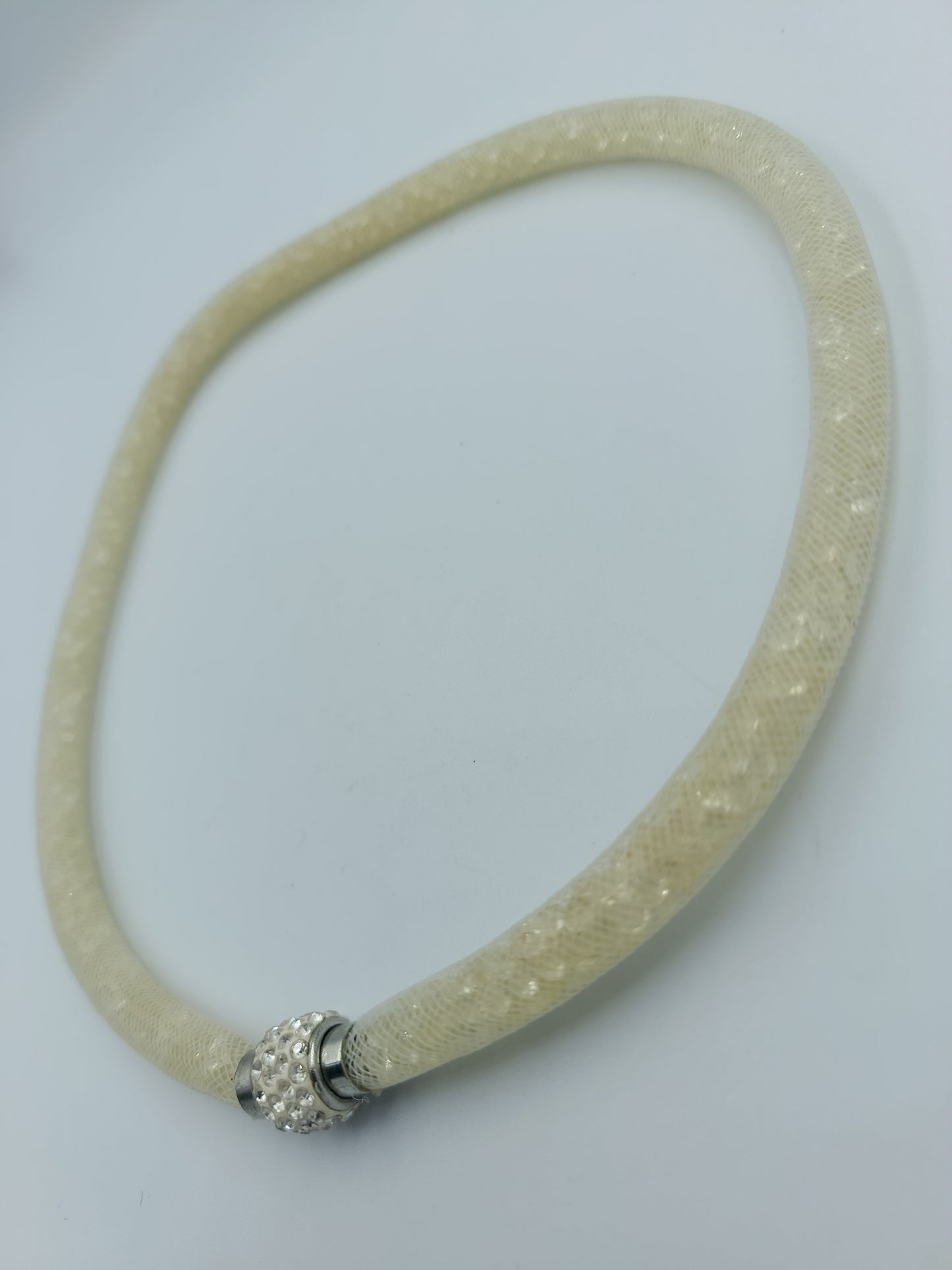 Weiße Mesh-Halskette mit Strass-Magnetverschluss