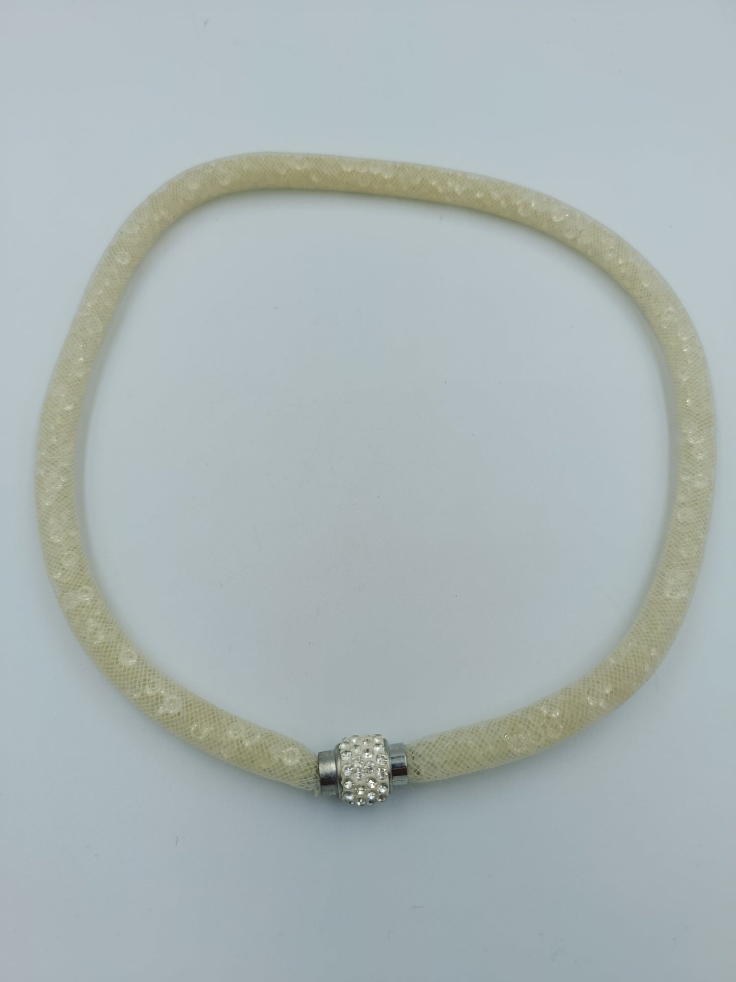 Weiße Mesh-Halskette mit Strass-Magnetverschluss
