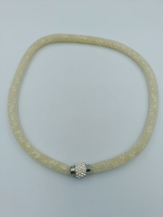Weiße Mesh-Halskette mit Strass-Magnetverschluss