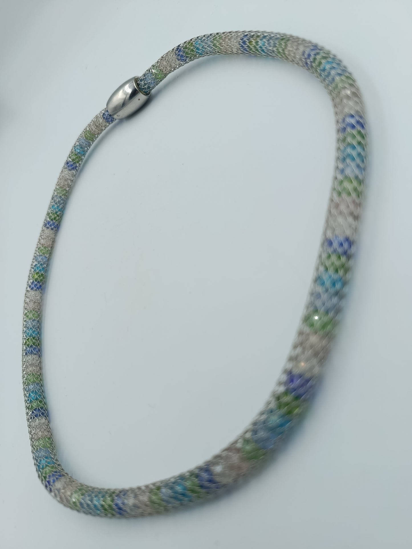 Mesh-Halskette mit Blau-Grün Muster