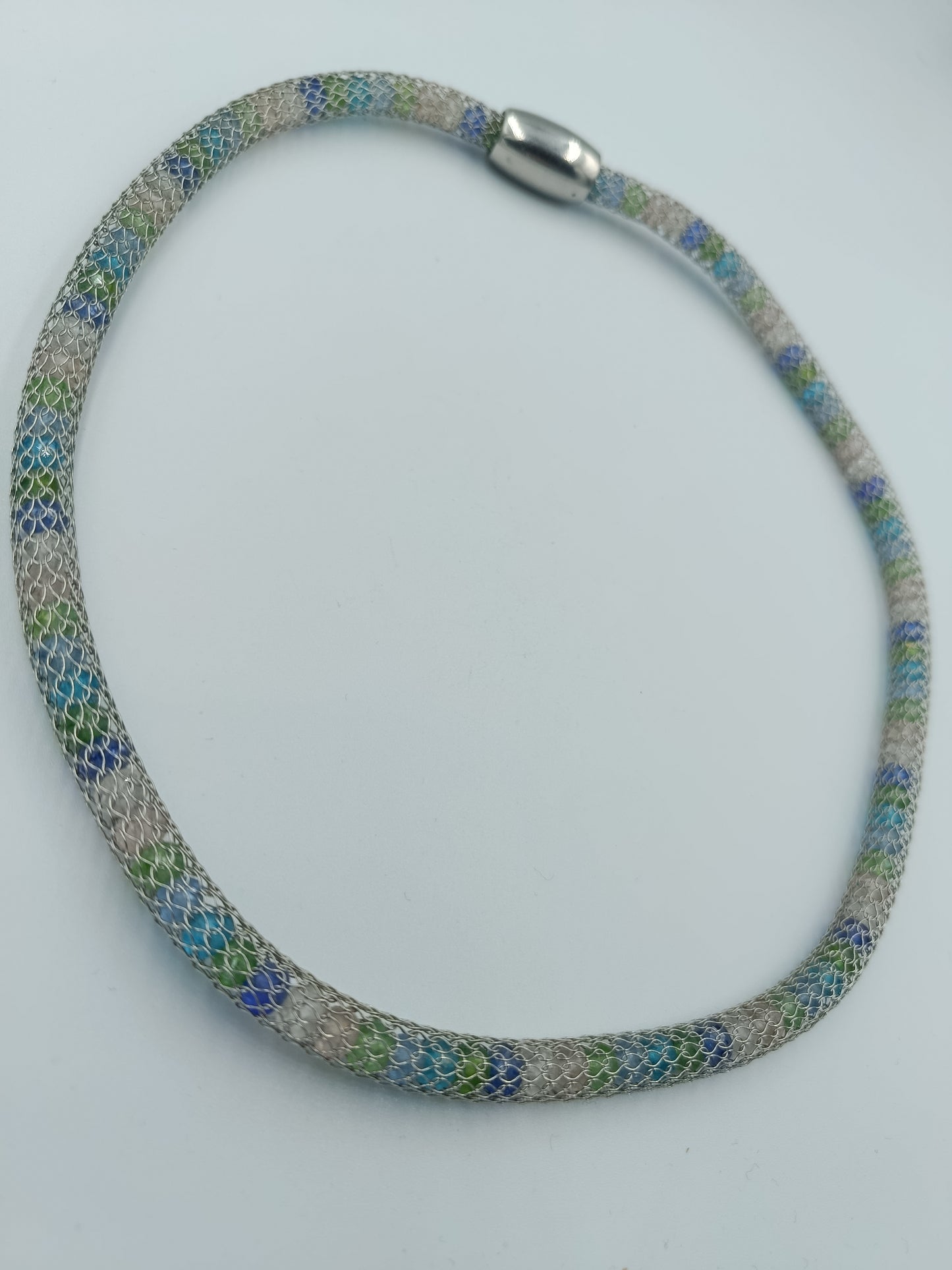 Mesh-Halskette mit Blau-Grün Muster