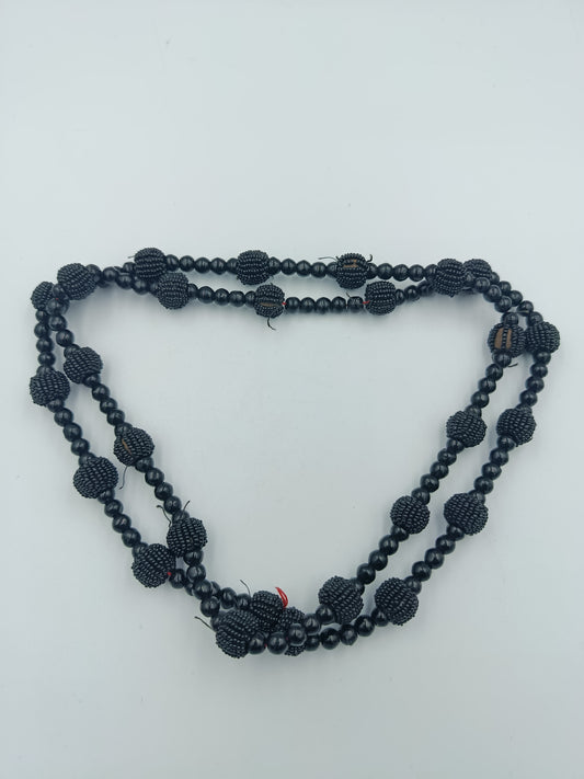 Lange schwarze Perlenkette