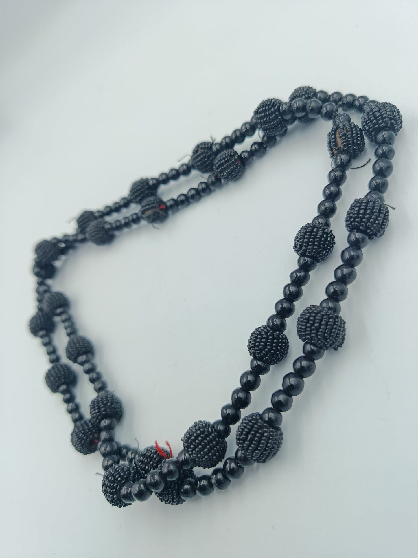 Lange schwarze Perlenkette