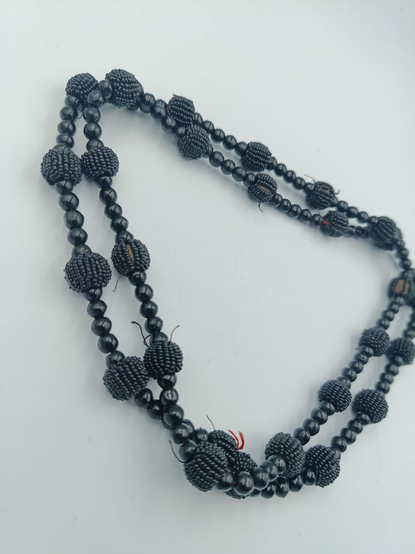 Lange schwarze Perlenkette