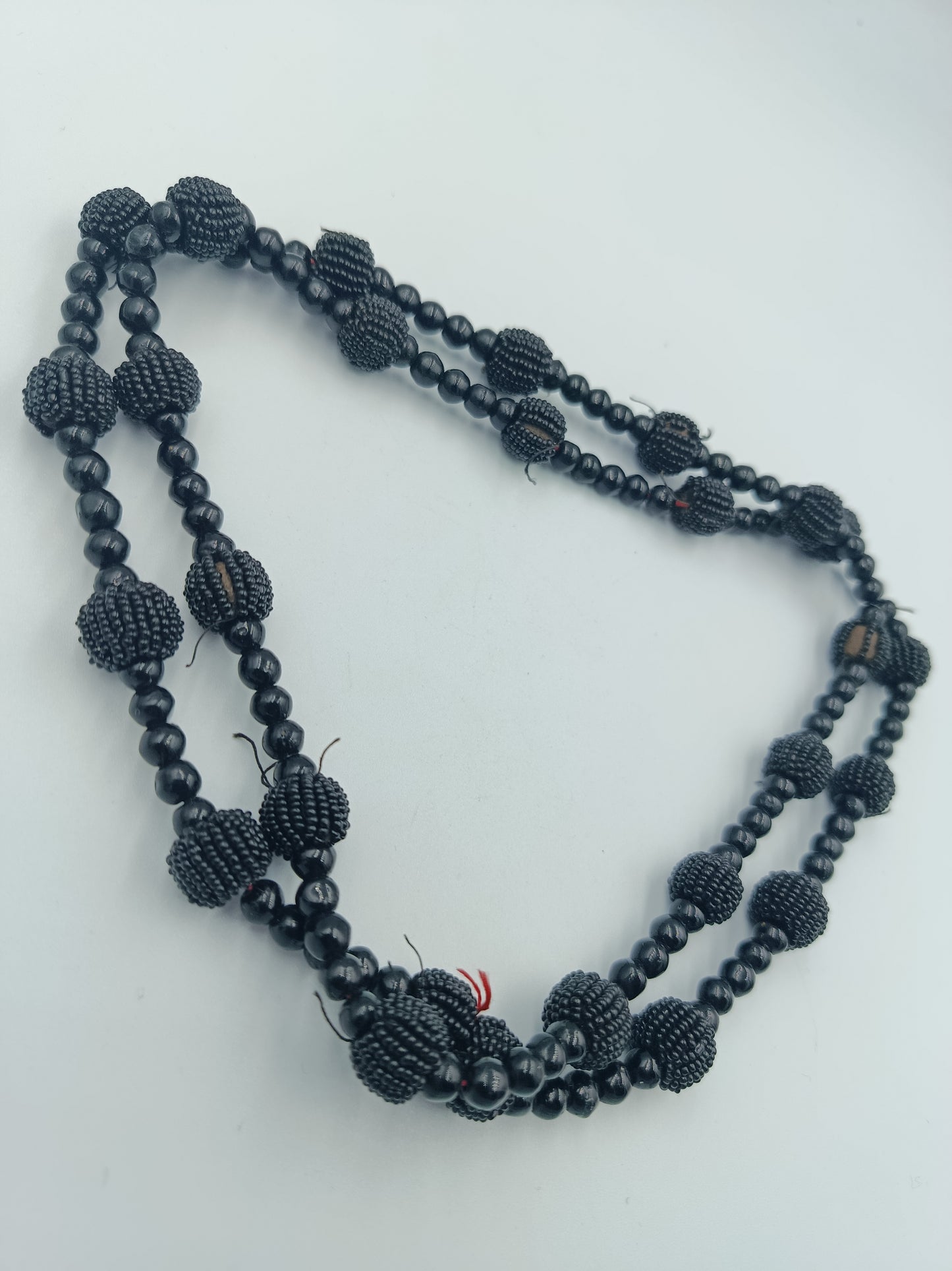 Lange schwarze Perlenkette