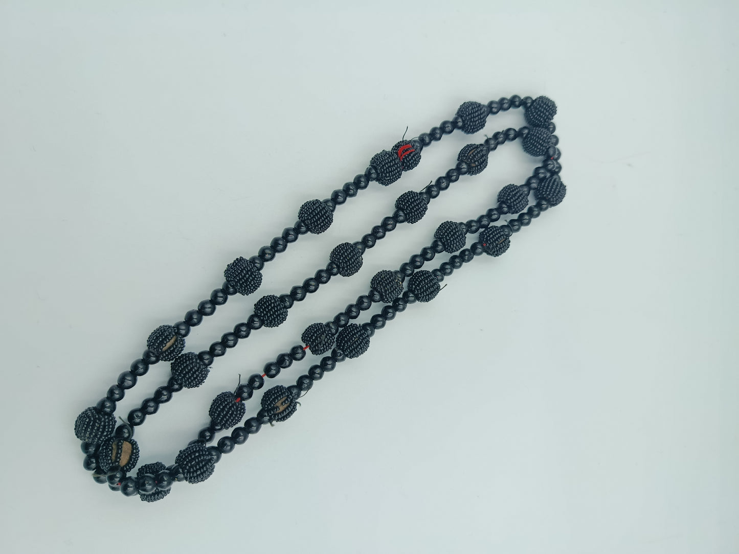 Lange schwarze Perlenkette