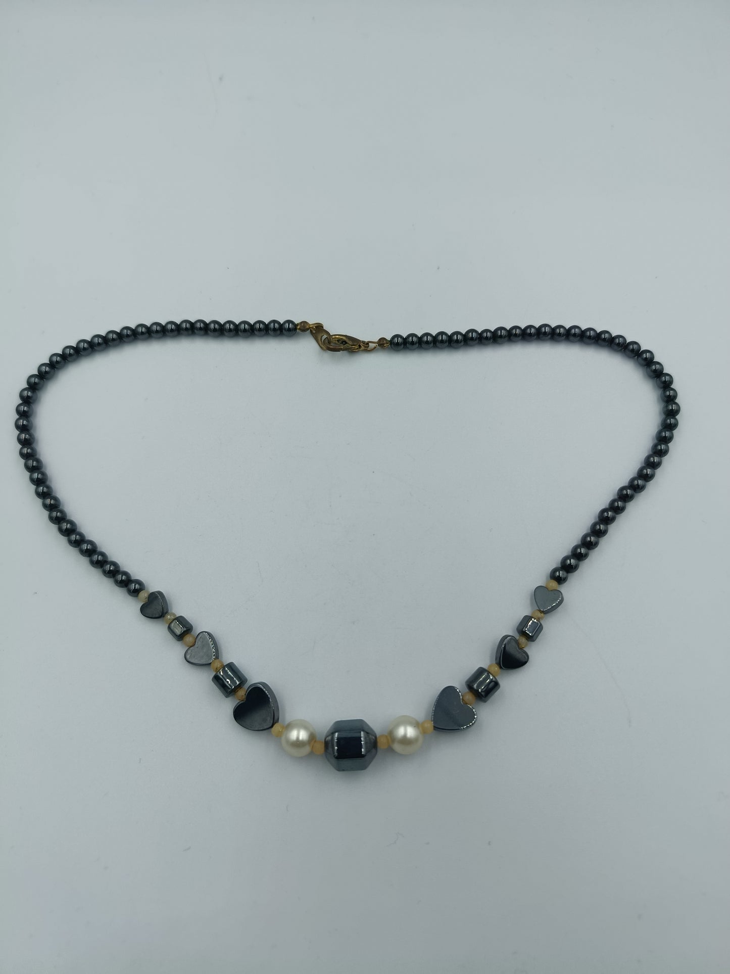 Elegante Hämatit-Perlenkette mit Herz-Elementen