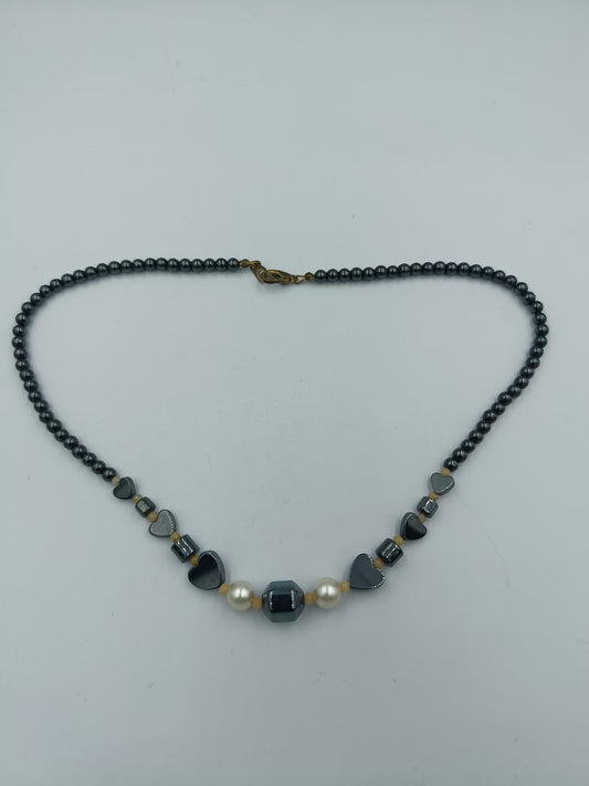 Elegante Hämatit-Perlenkette mit Herz-Elementen