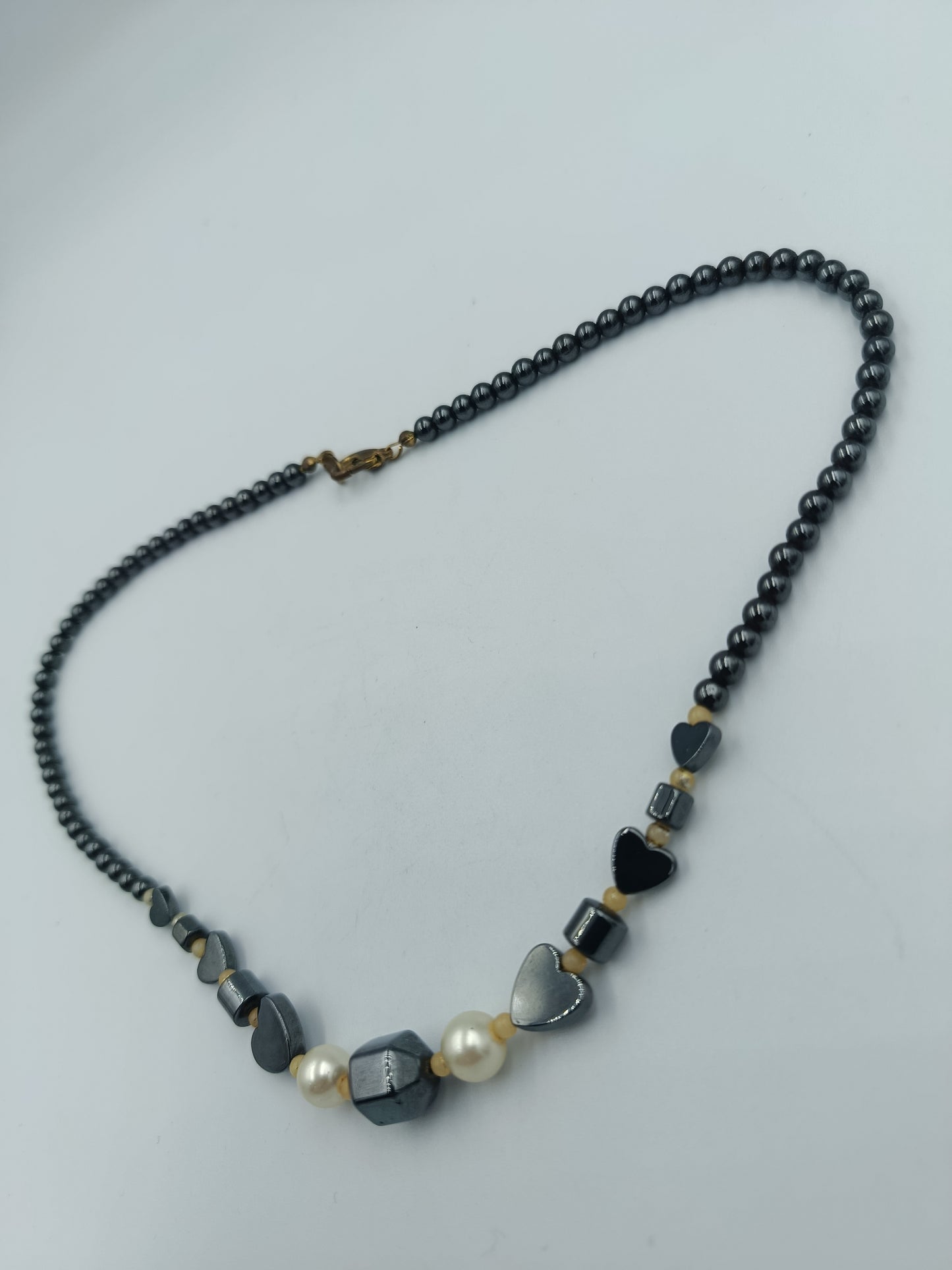 Elegante Hämatit-Perlenkette mit Herz-Elementen