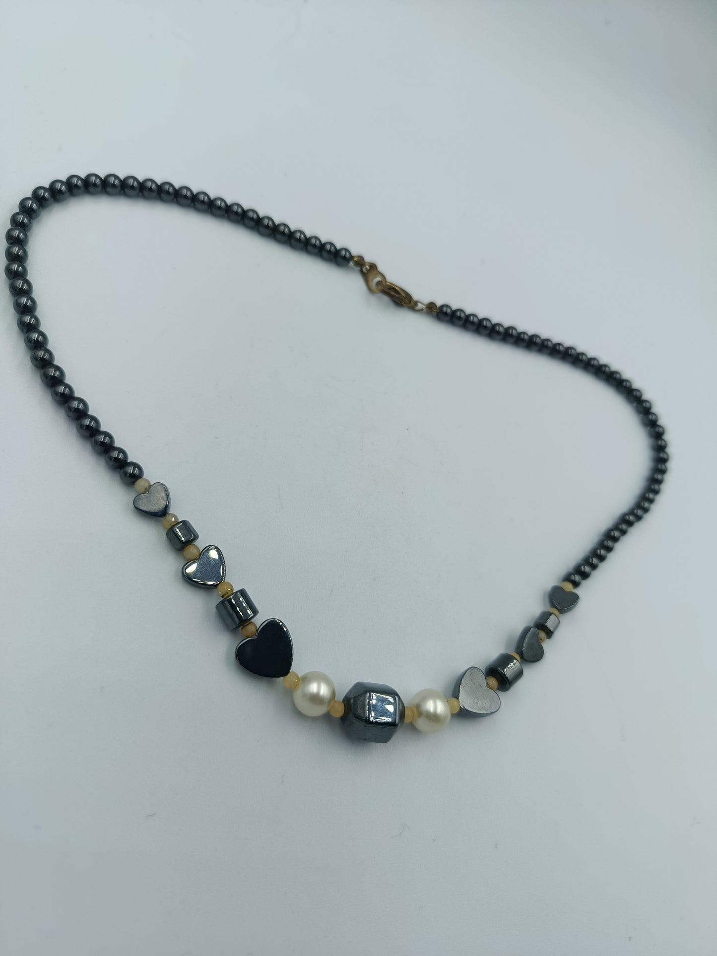 Elegante Hämatit-Perlenkette mit Herz-Elementen