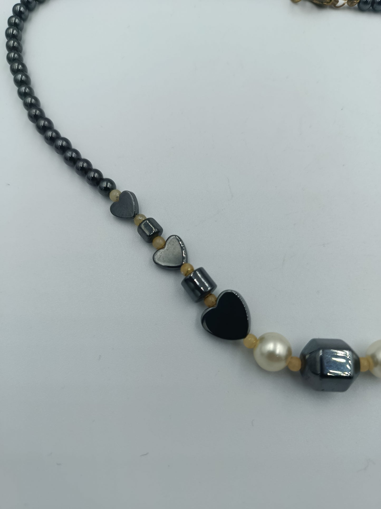 Elegante Hämatit-Perlenkette mit Herz-Elementen