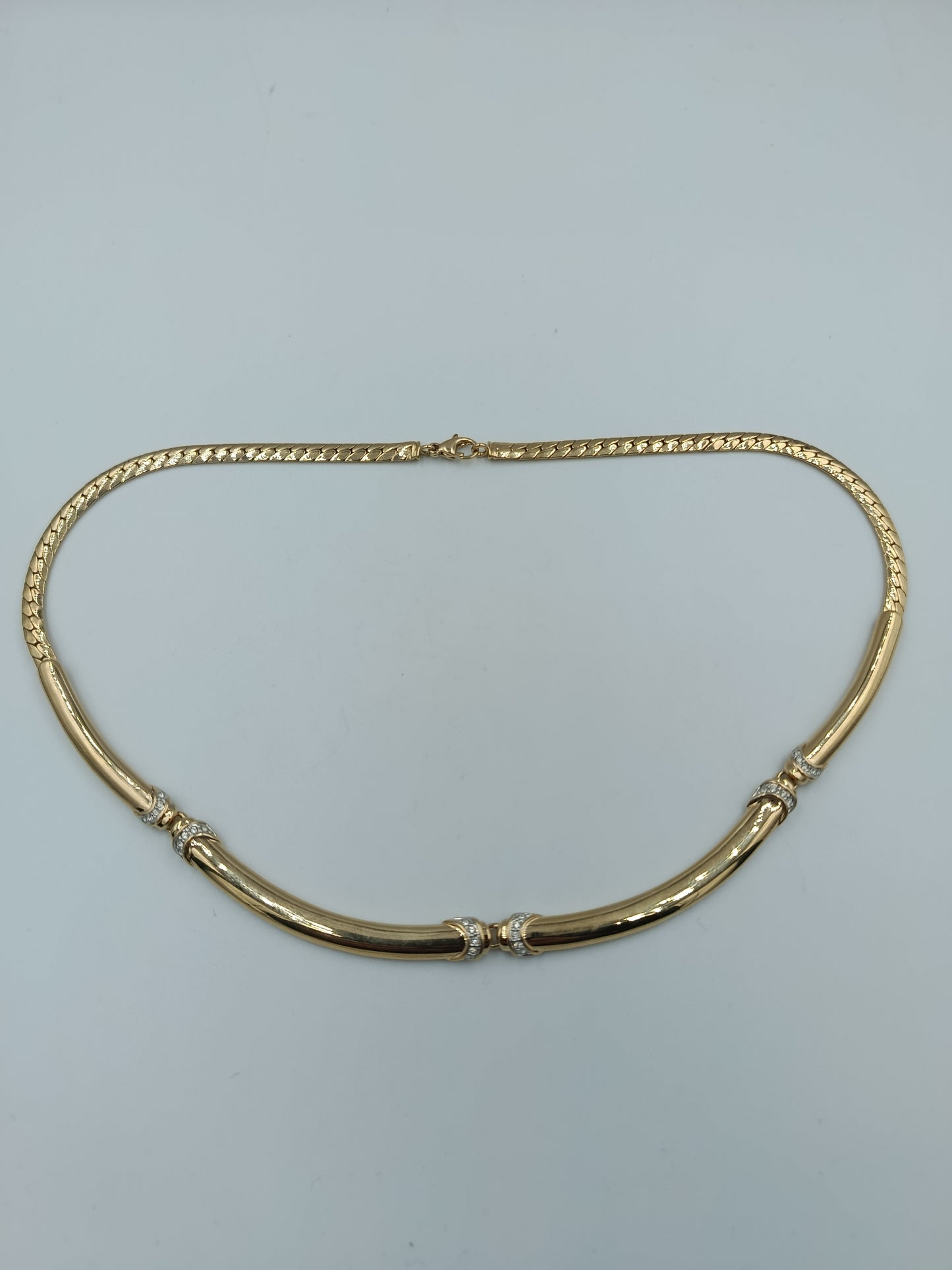 Elegante Collierkette in Goldoptik mit Zierelementen