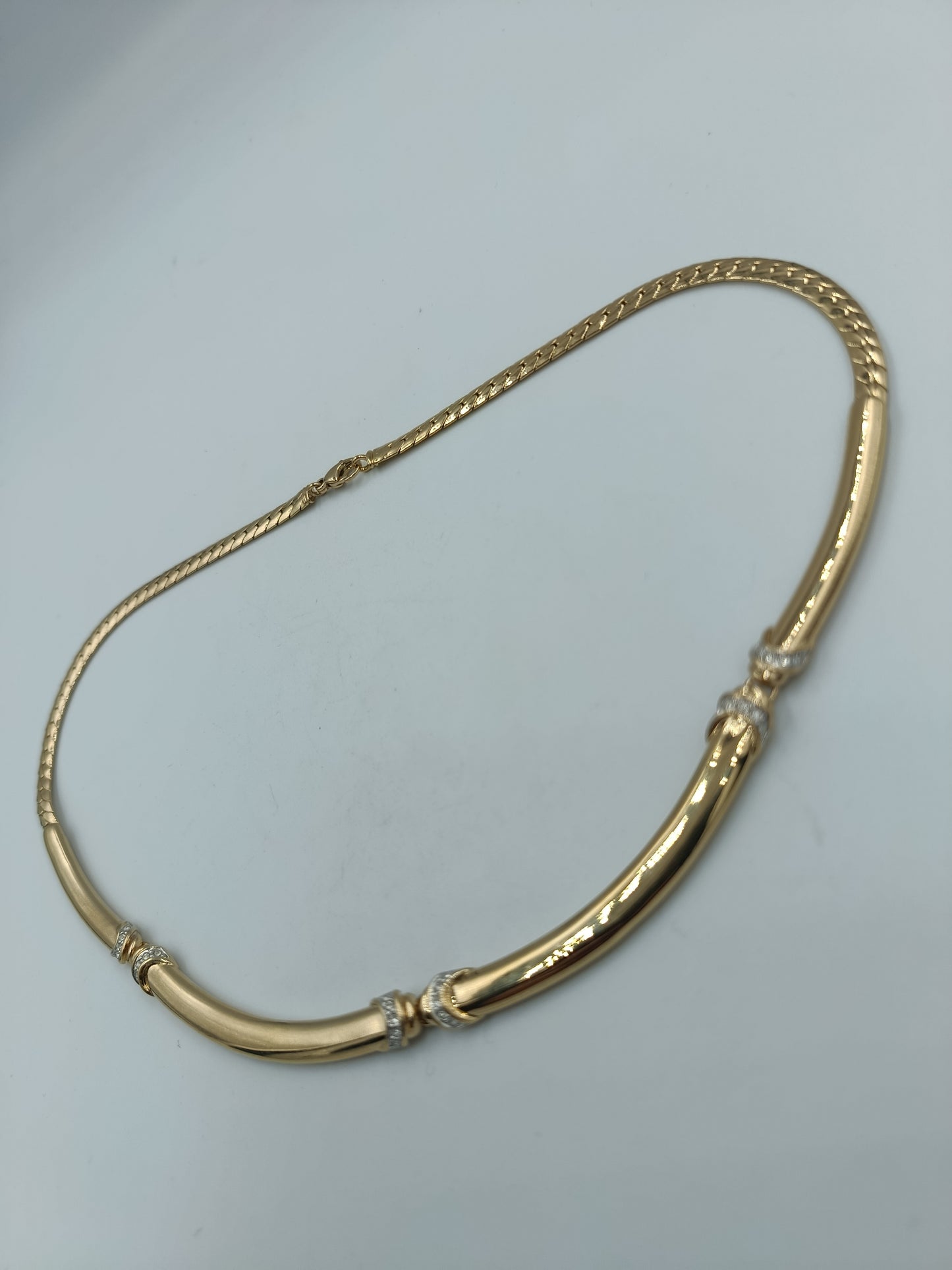 Elegante Collierkette in Goldoptik mit Zierelementen