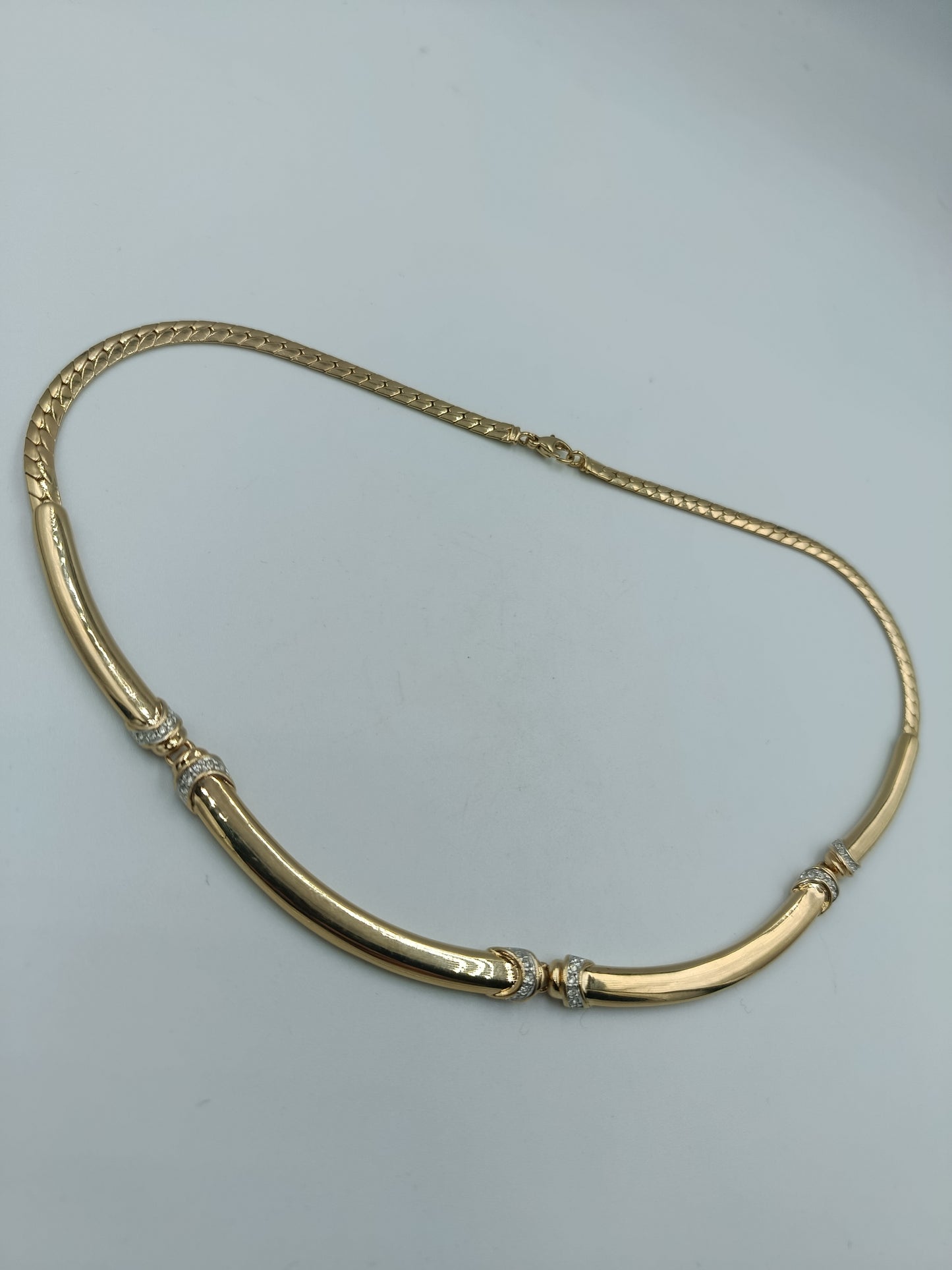 Elegante Collierkette in Goldoptik mit Zierelementen