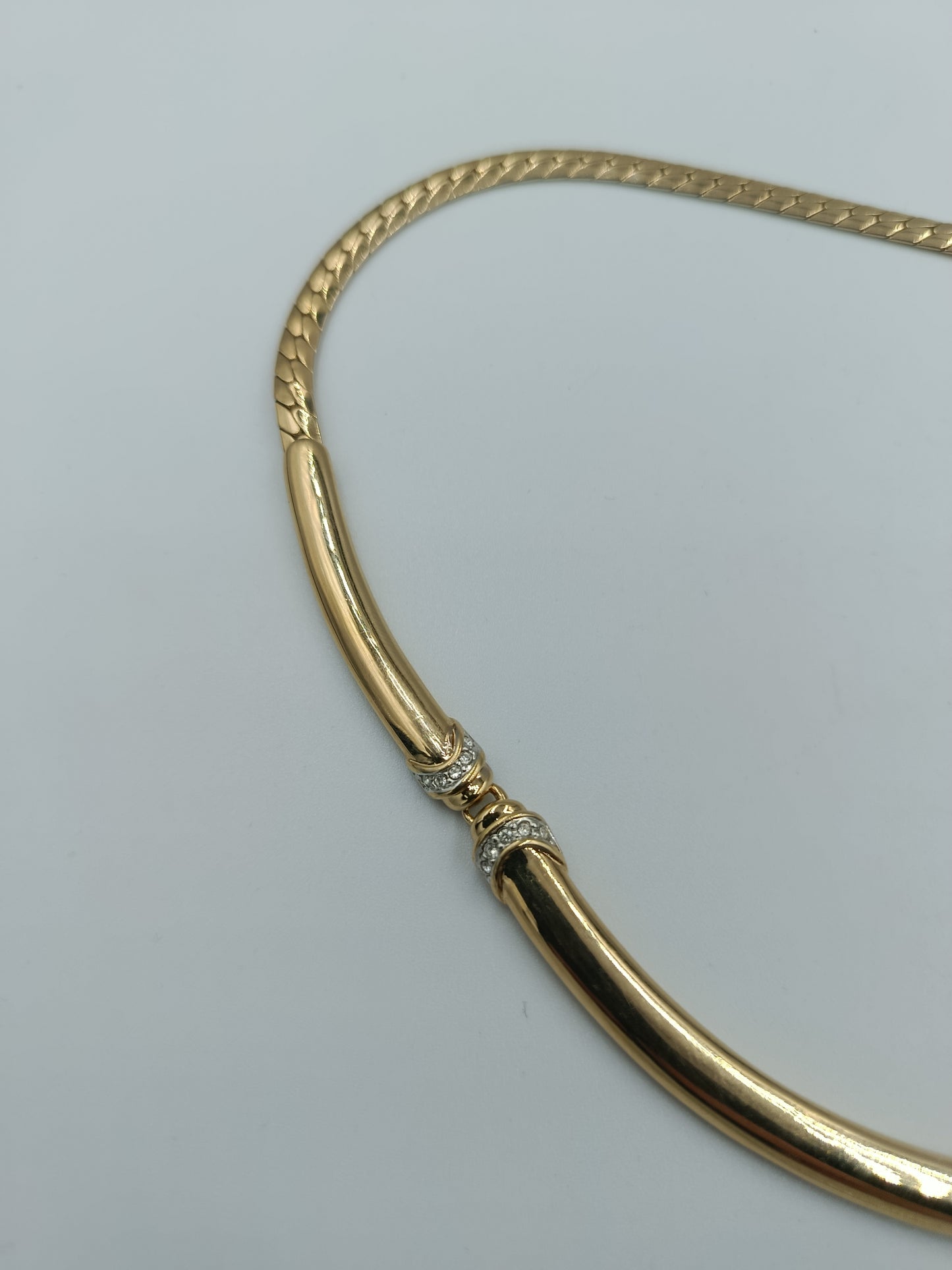 Elegante Collierkette in Goldoptik mit Zierelementen