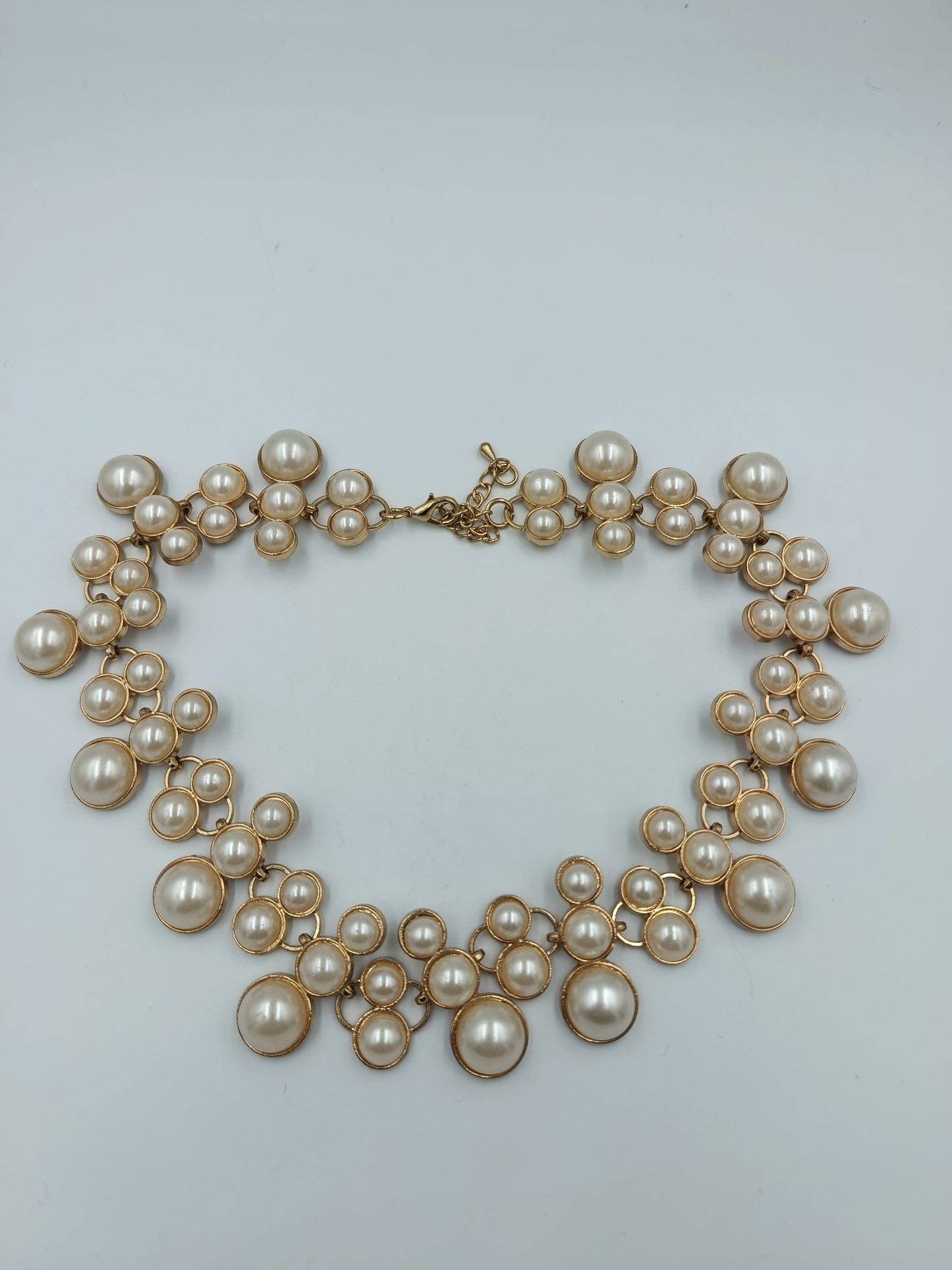 Statement-Perlenkette in Goldfassung