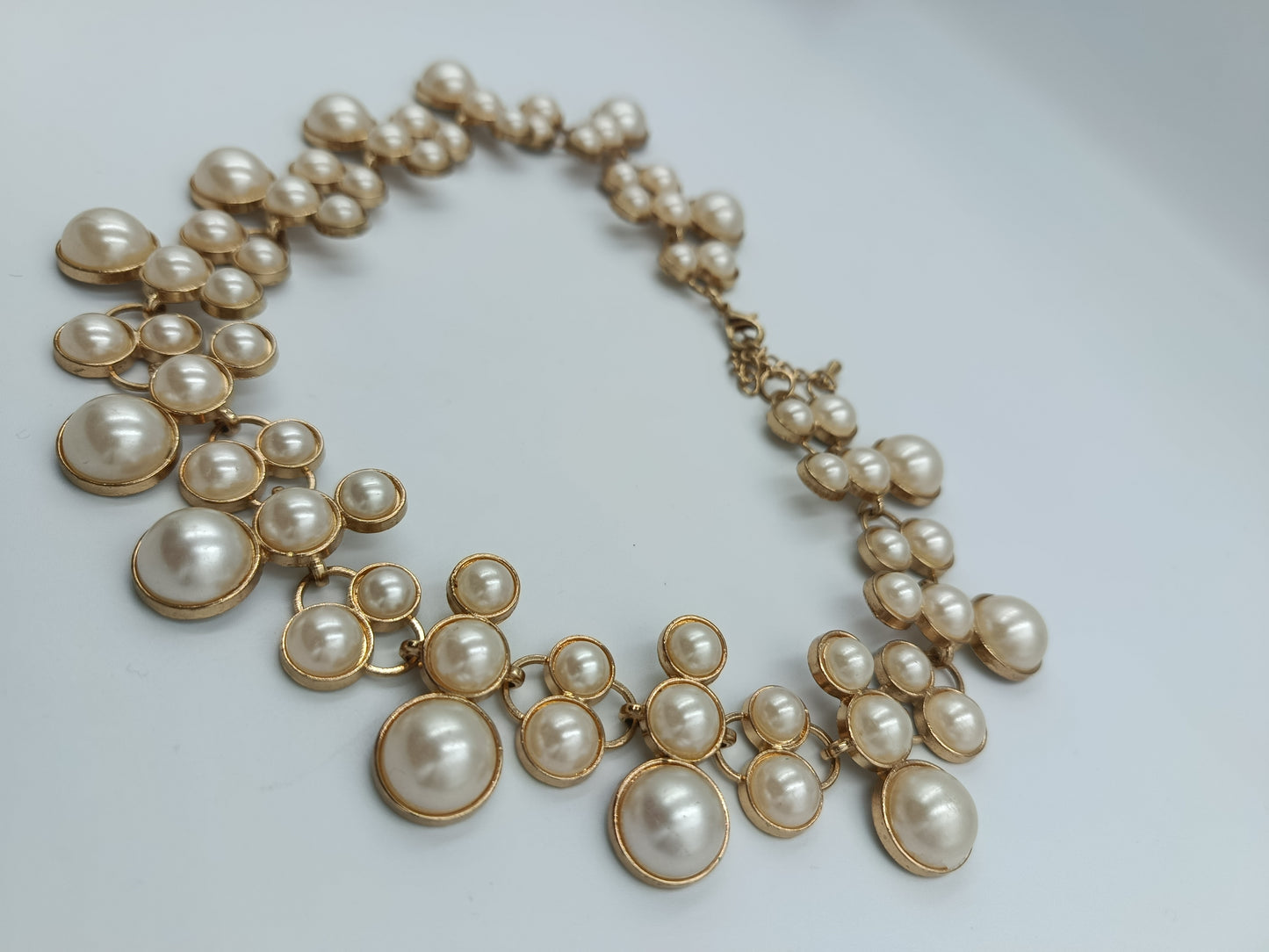 Statement-Perlenkette in Goldfassung