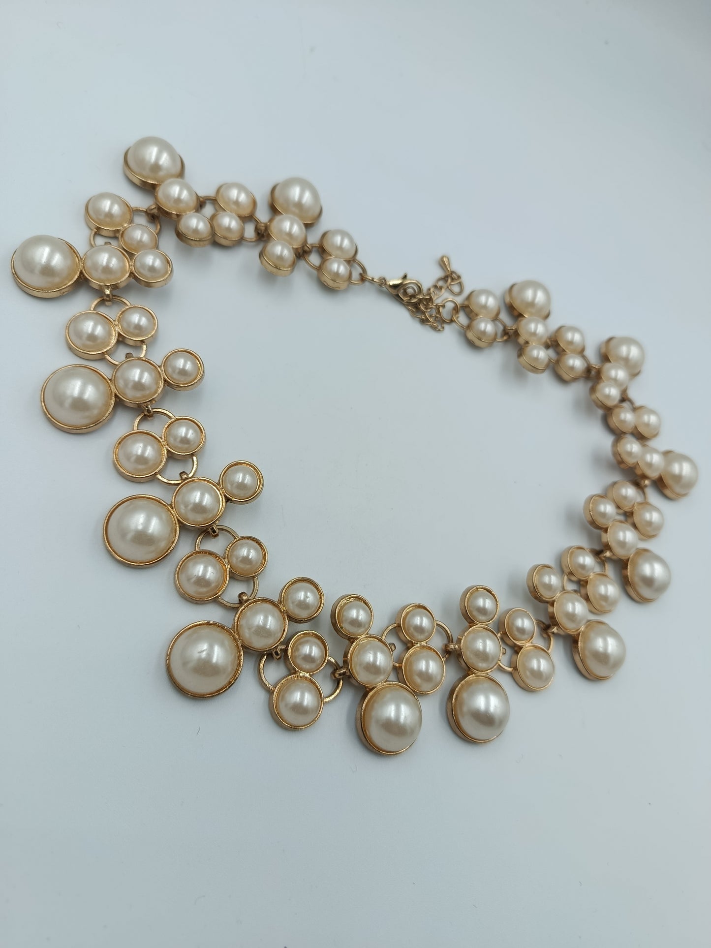 Statement-Perlenkette in Goldfassung