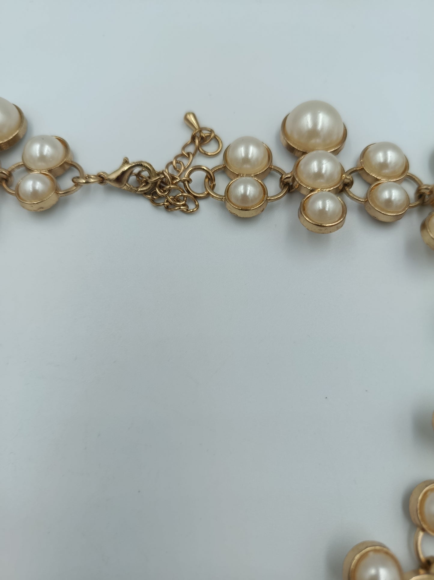 Statement-Perlenkette in Goldfassung