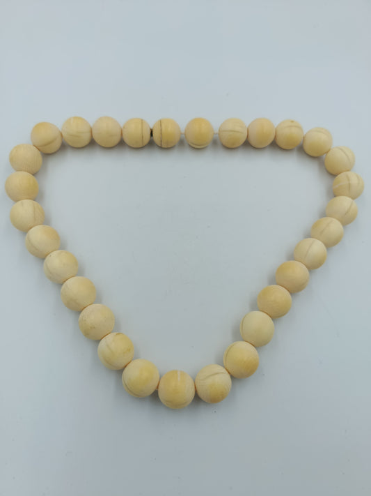 Halskette aus naturbelassenen Elfenbein-Optik-Perlen
