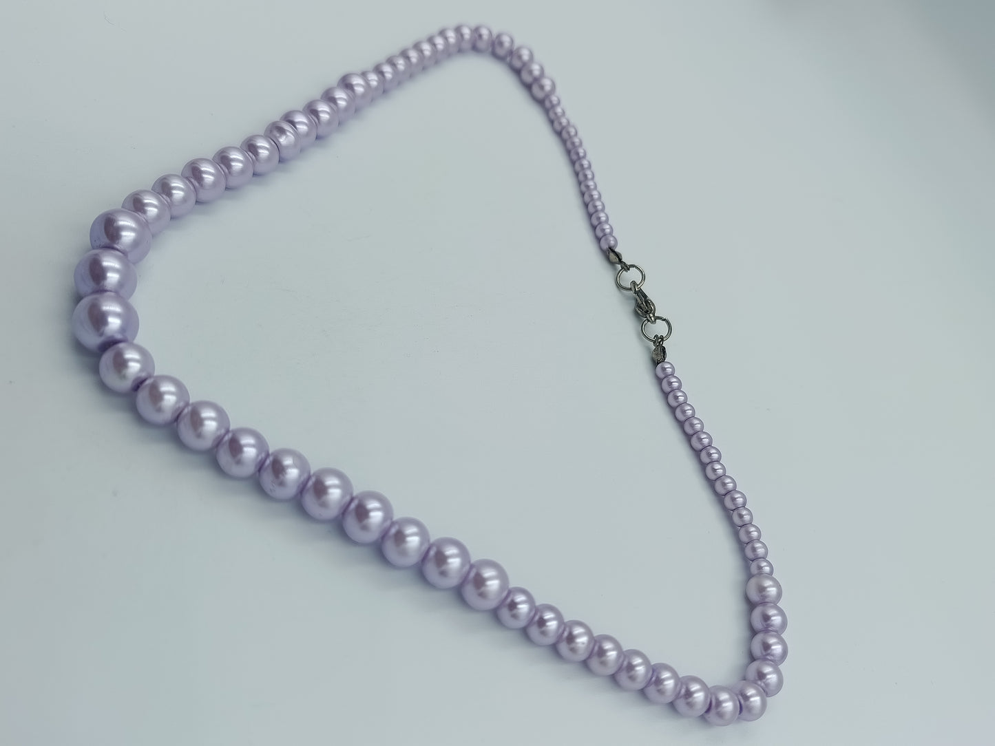 Zarte Perlenkette in Flieder-Optik