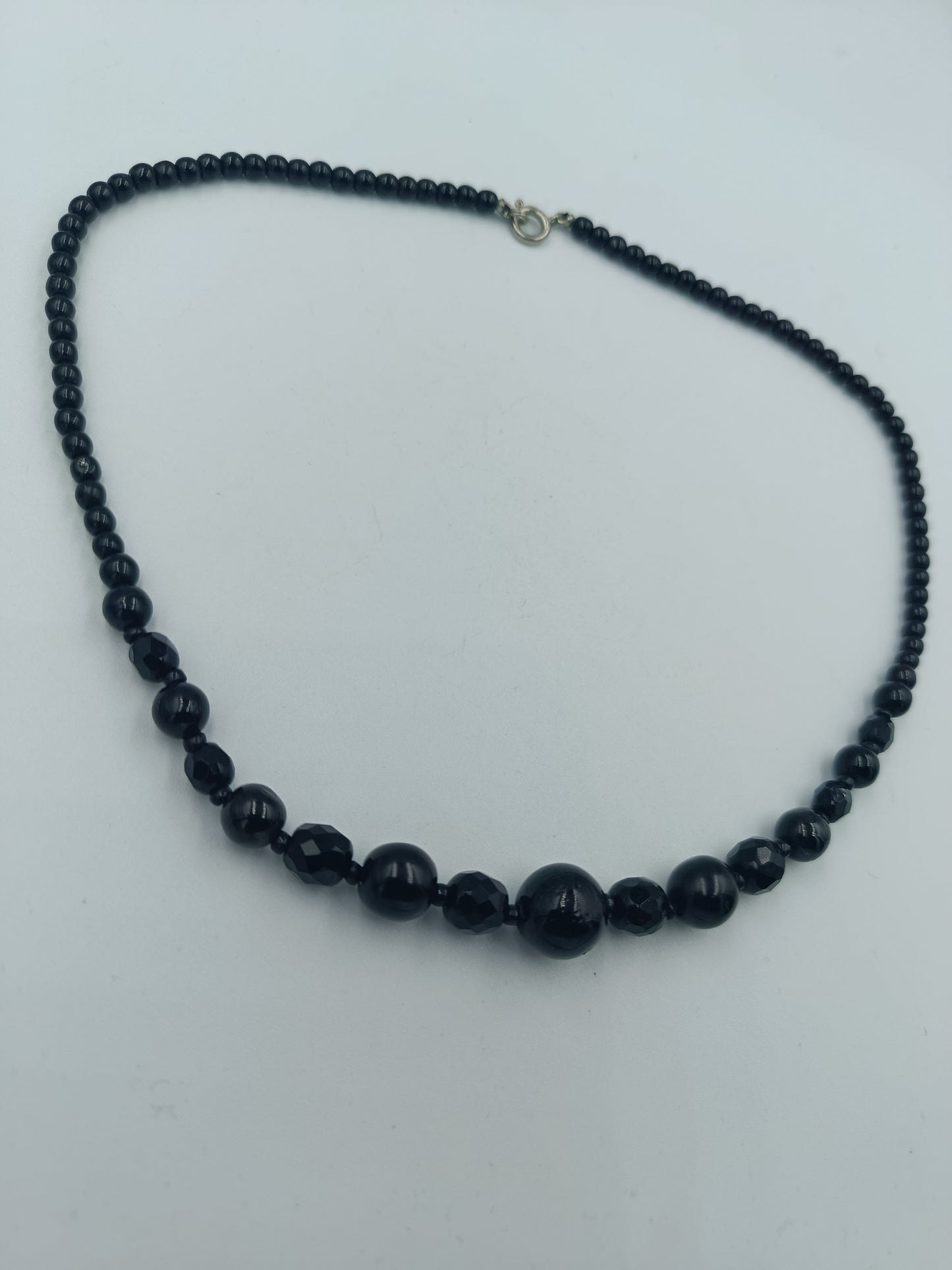 Klassische schwarze Perlenkette mit Facettendetails