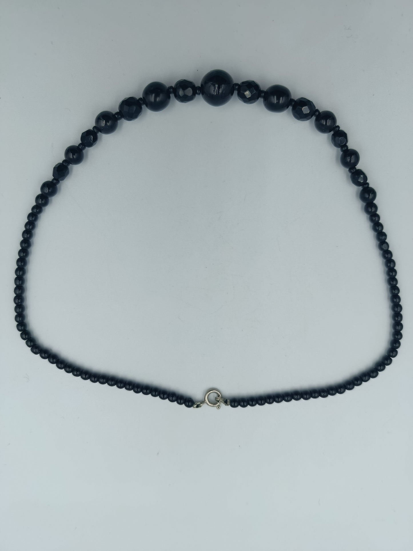 Klassische schwarze Perlenkette mit Facettendetails