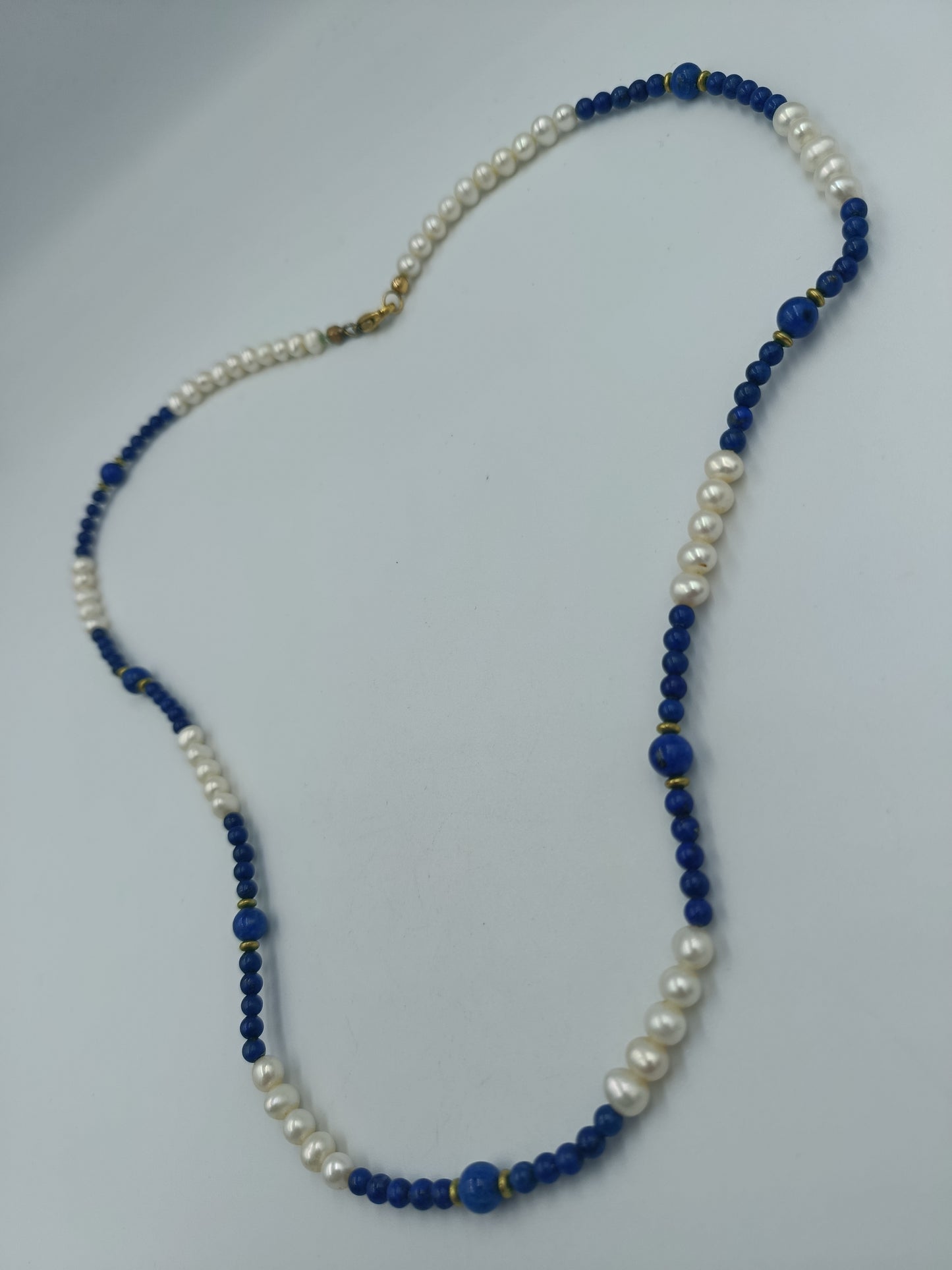 Perlenkette mit Lapislazuli-Elementen